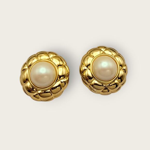 Vintage 1980s Gold Quilted Pearl Clip-On Earrings – Classic Old Money Style - Picture 4 of 8